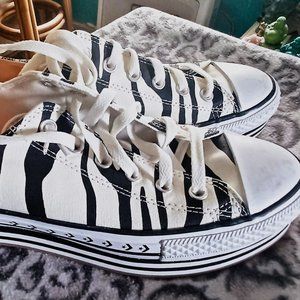 Size 9 Converse Chuck Taylor All Star Platform Low Sunblocked Zebra tennis shoes